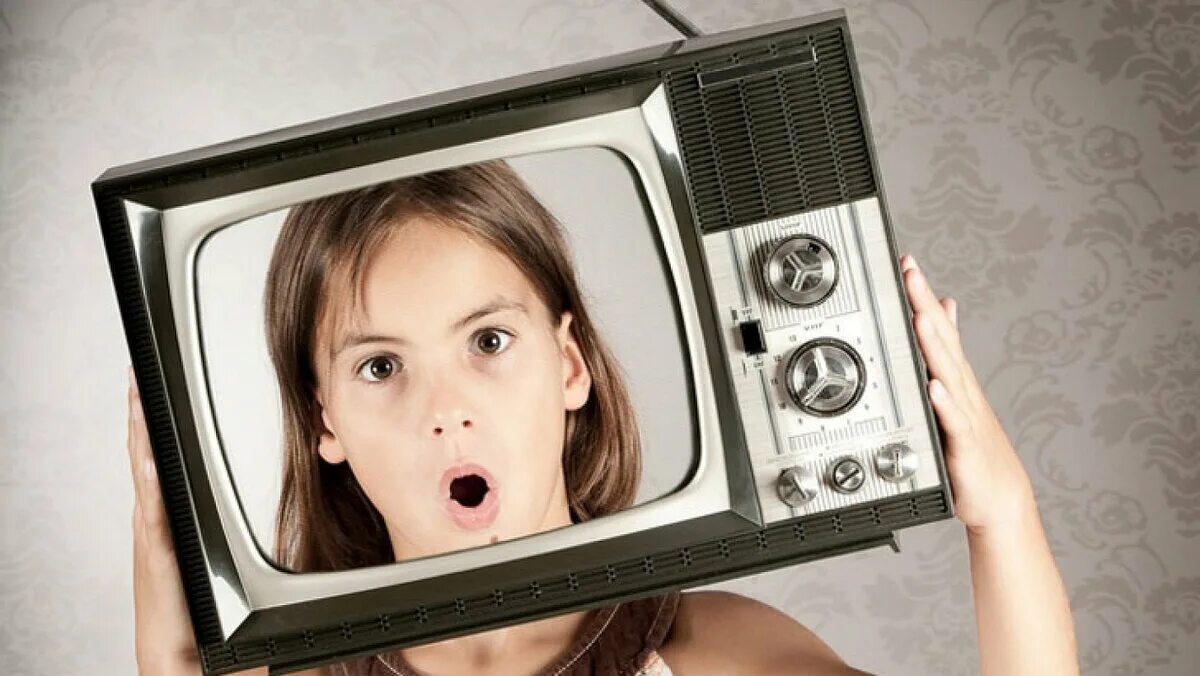 Телевизор для детей. Телевидение и человек. Фотосессия с телевизором. Реклама телевизоров с людьми.