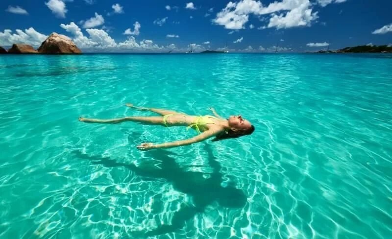 Лежа на воде на спине. Девушка плывет в море. девушка лежит на воде море. плавать в море. прозрачная вода море девушка.