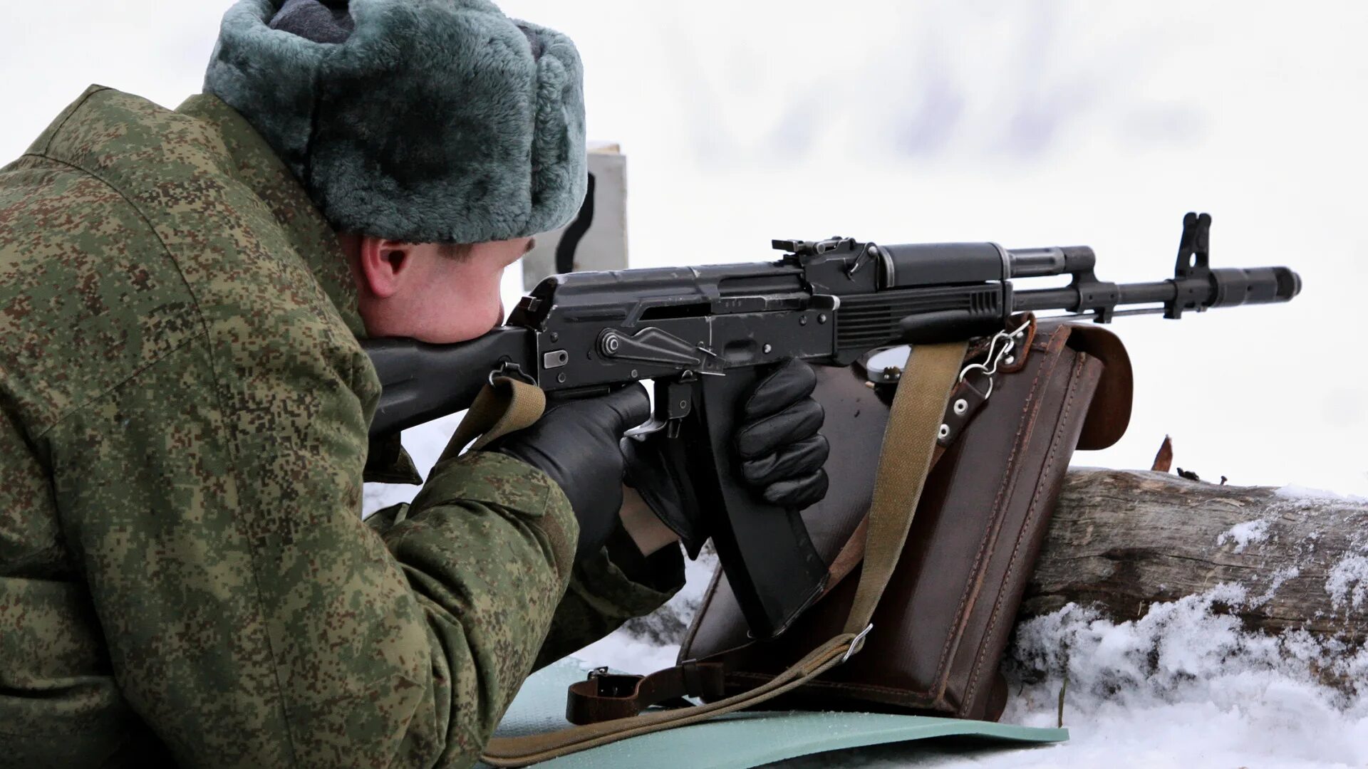 Ак 12 ратник. Военный с ак 74. Солдат рф с ак74м. Ак 74м стрельба. Ак 74 и акс 74у.