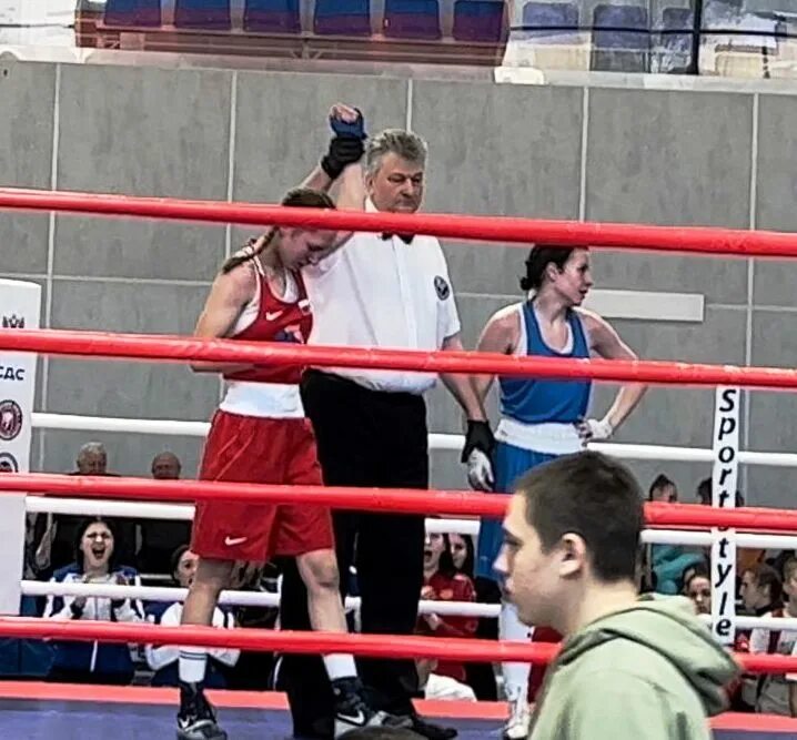 Соревнования по боксу италия. Боксеры россии. Бокс девушек 15 16. Спортсменка по боксу. Боксер 16 лет.