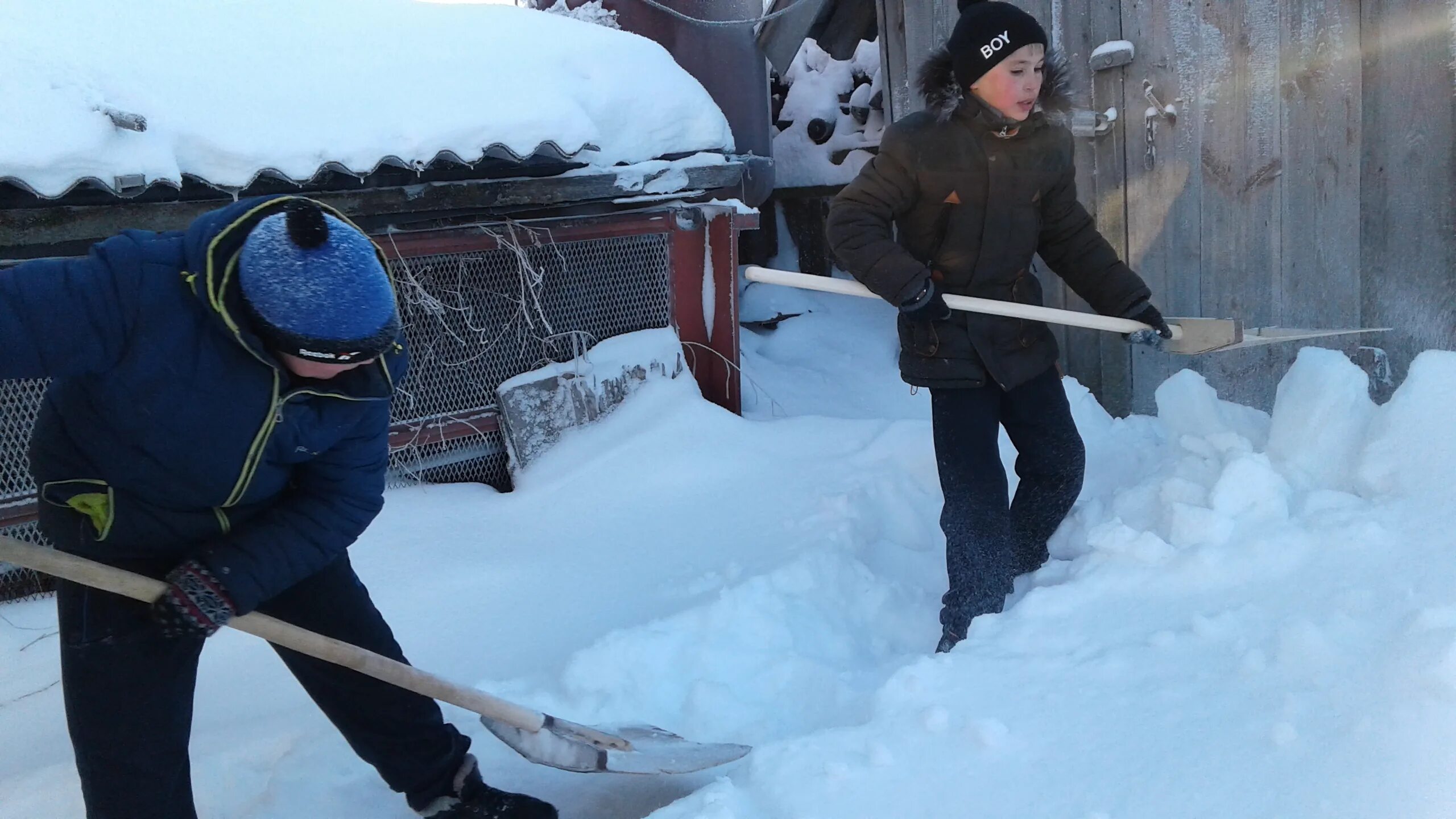 снежная вахта. волонтеры убираю снег пожилым.