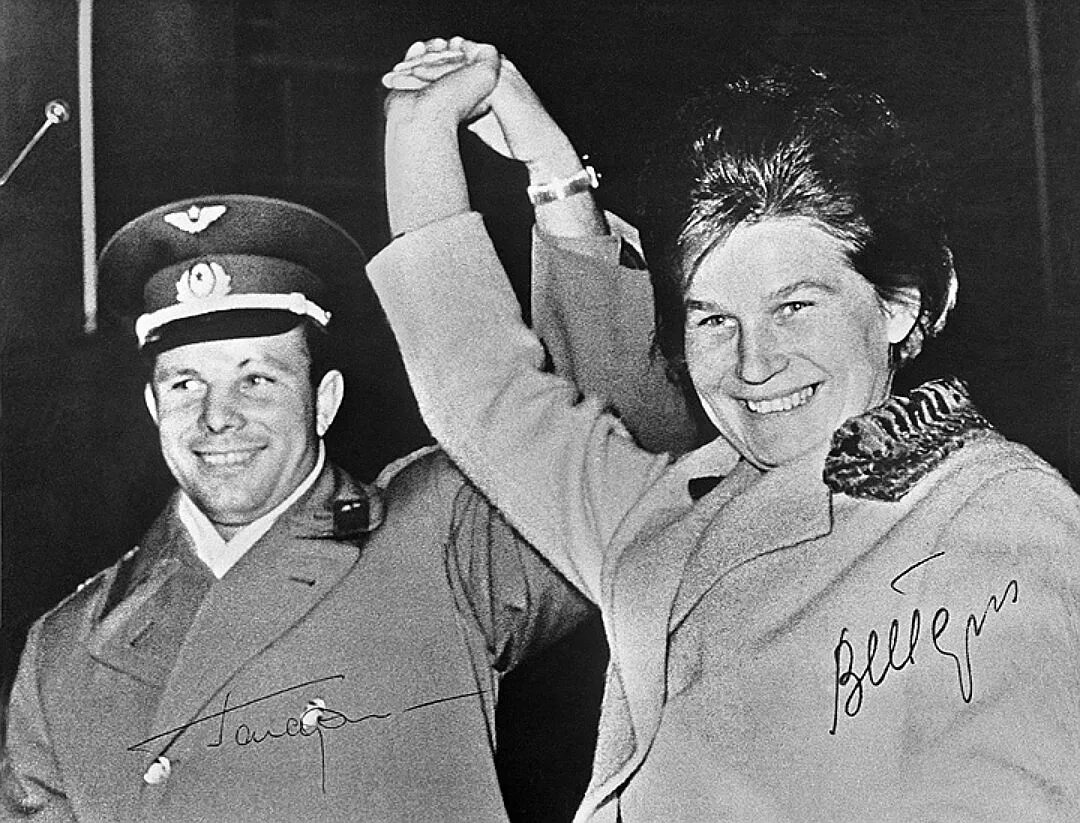 Первая награда гагарина после полета. Гагарин и Терешкова. Терешкова космонавт.