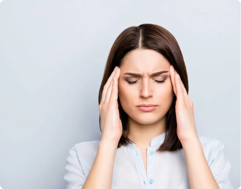 Страдающая женщина. Дискомфорт в лице. Женщина страдает. Лицо с зажмуренными глазами. Дискомфорт в лице.