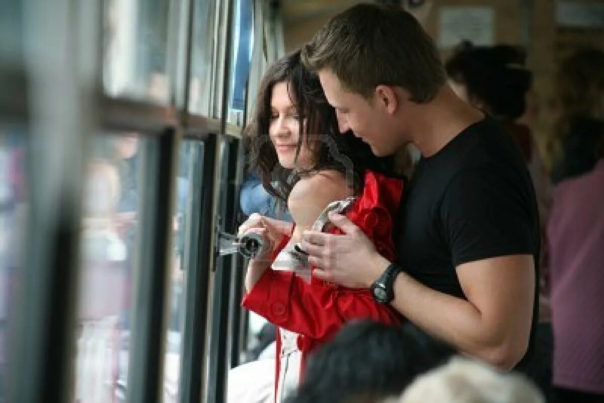 Парень и девушка в маршрутке. Пары в общественном транспорте. Человек довольный в автобусе. Влюбленные в трамвае. Автобус турист.