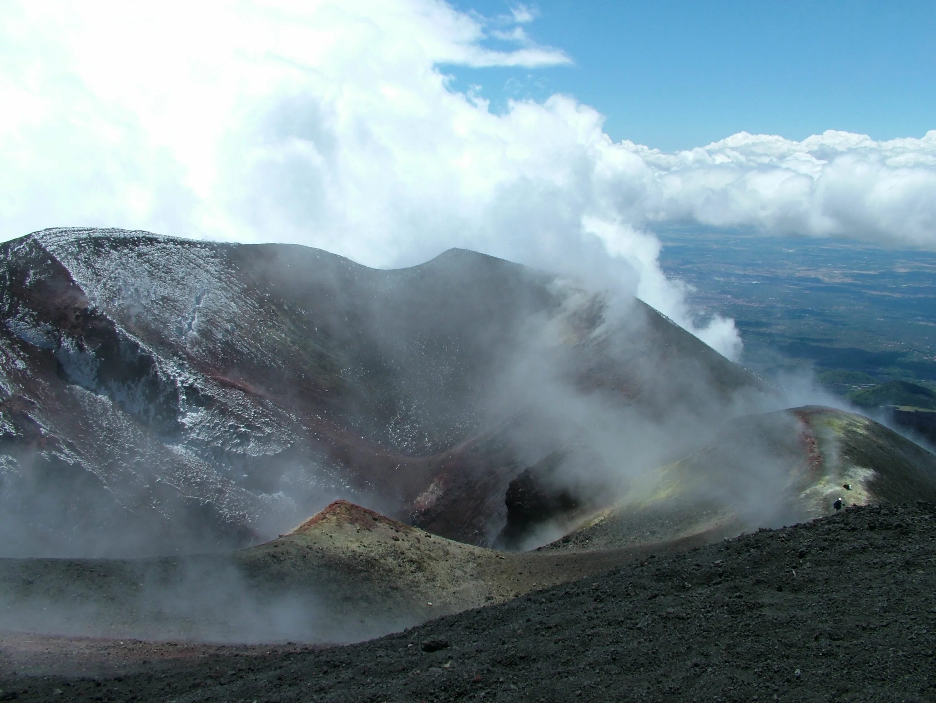 Наивысший действующий вулкан европы. Вулкан Этна. Этна кратер. Махаву вулкан. Вулкан Этна диаметр кратера.