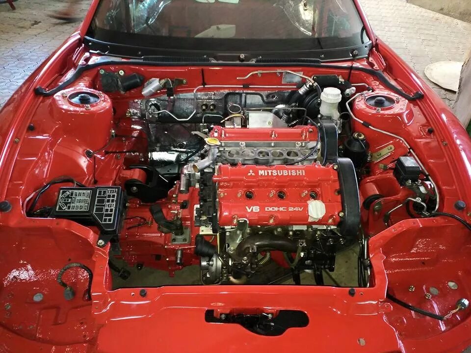 Мицубиси сборка. Mitsubishi GTO мотор. Mitsubishi GTO подкапотка. Mitsubishi 1990 GTO inside. GTO MMC подкапотка.