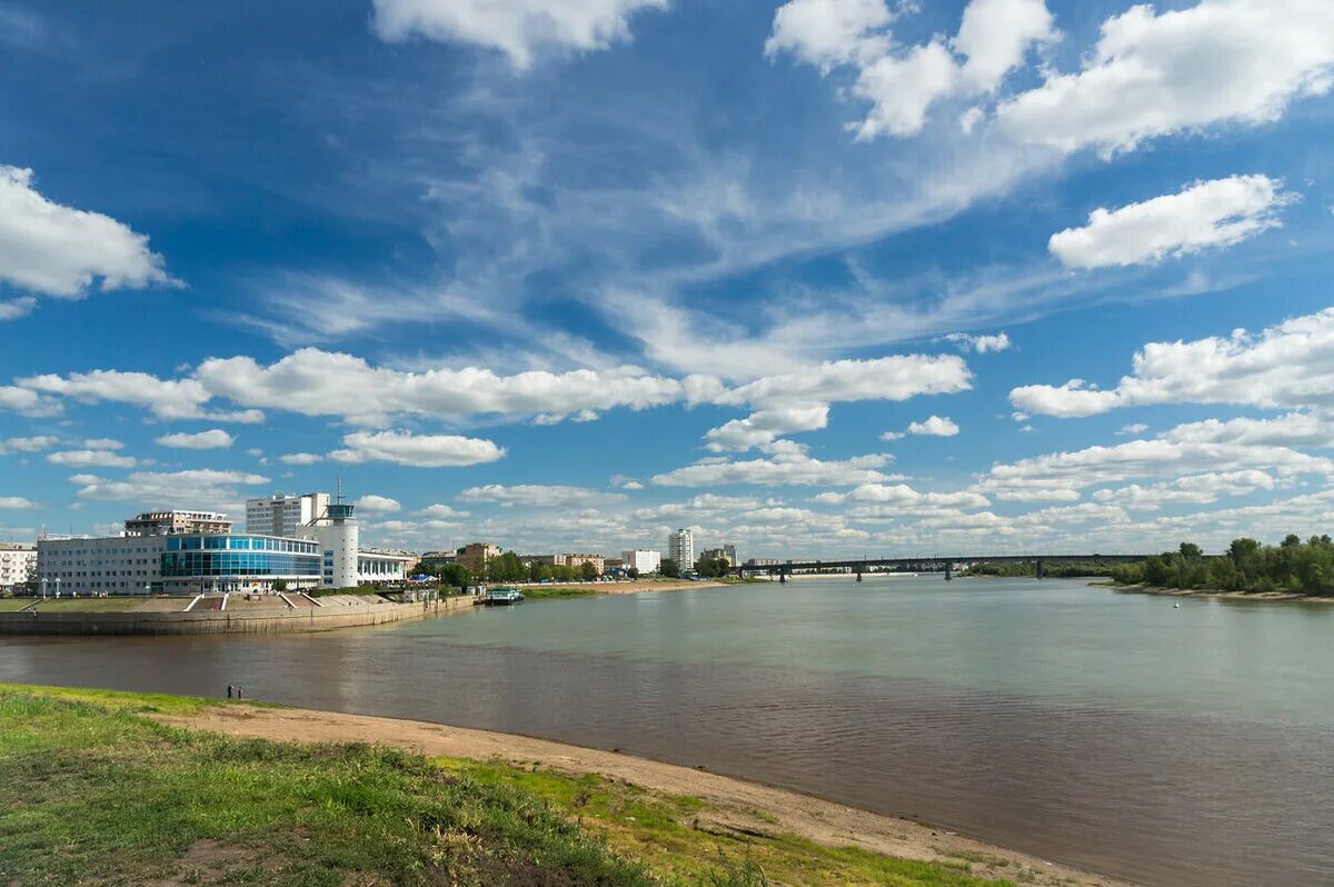 Город омск называют городом. Омск Иртыш и Омь. Реки Иртыш и Омь Омск. Река Омь в Омске. Омск слияние рек Иртыша и Оми.