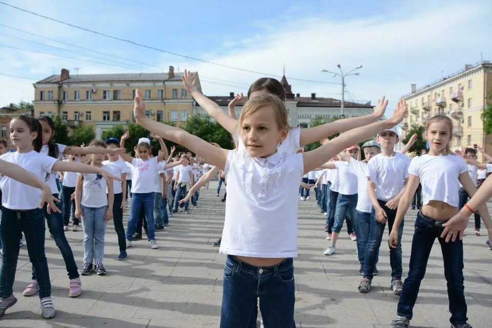 Служба на 1 июня. 1 Июня день защиты детей. Фотографии 1 июня. Фото детей на 1 июня. Фотосессия на 1 июня.