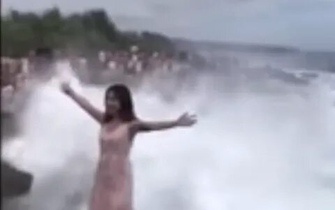 Девушку смыло волной видео