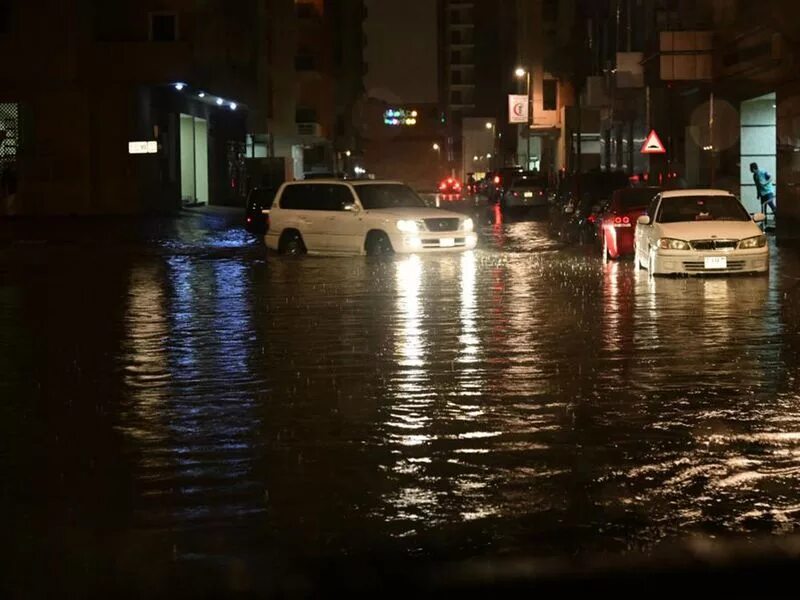 Бывают ли дожди в дубае. Дождь в Дубае. Ливень в Дубае. Улица дождя в Дубае. Искусственный дождь в Дубае.