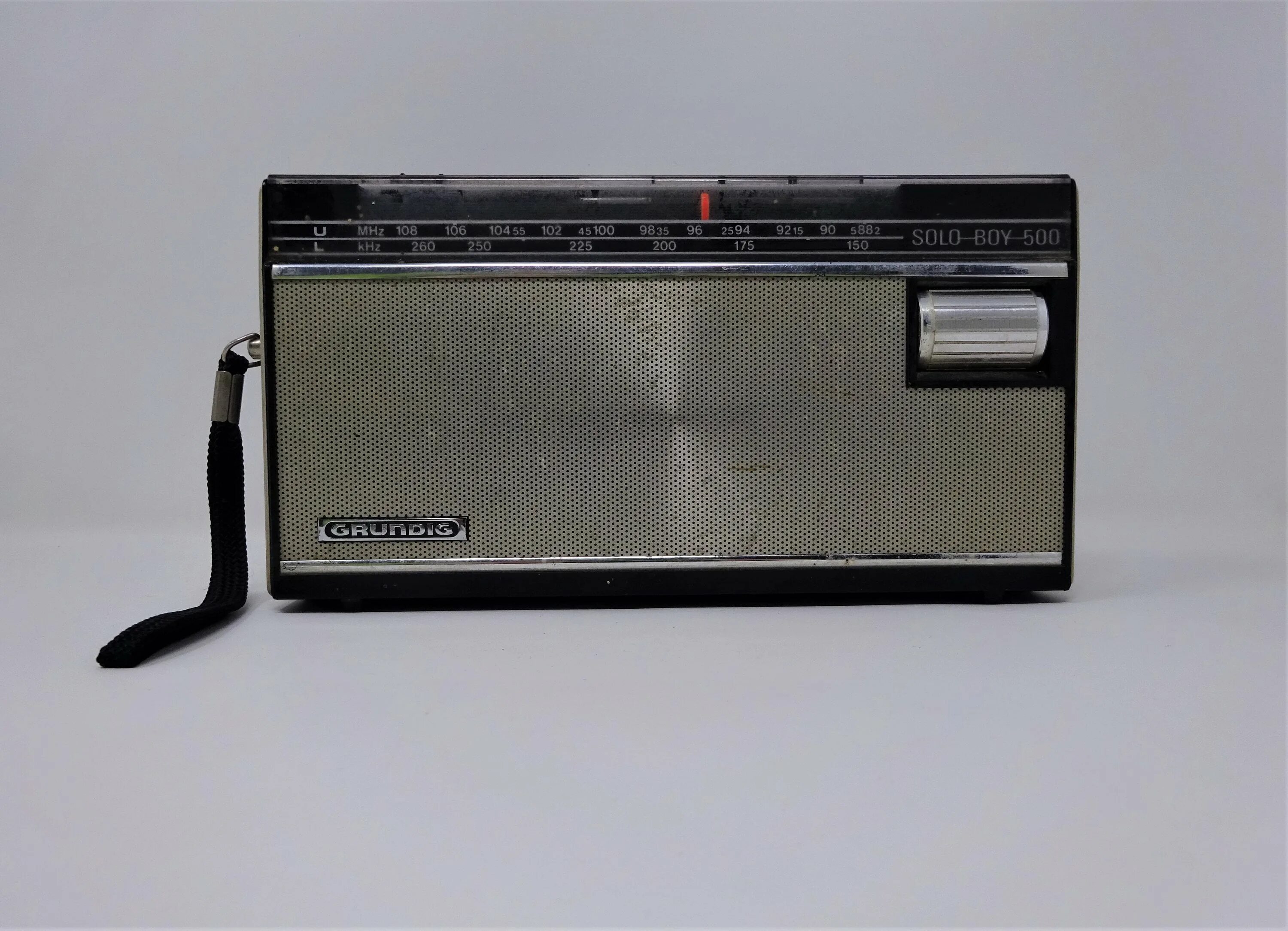 Grundig fry 6321 l. Радиоприемник Grundig. Grundig mt100. Grundig GIGL 7265250 T. Грюндик однокасетник красный цвет.