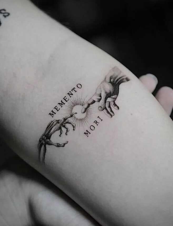 Мементо мори тату эскиз руки. Мементо мори тату эскиз руки. Memento mori тату. Эскиз тату мементо море. Тату эскизымоменто мори.