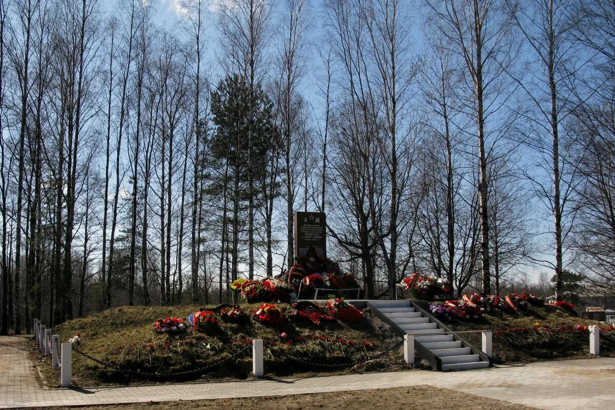 ладожский курган братская могила. ладожский курган дорога жизни. ладожский курган братская могила. ладожский курган обелиск. ладожский курган братская могила.