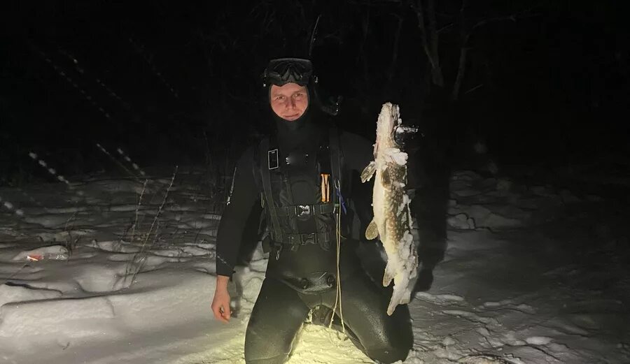 Подводная зимняя рыбалка. Зимняя подводной охоты. Подвох зимой. Подвох зимой. Ильдар сибгатуллин подводная охота.
