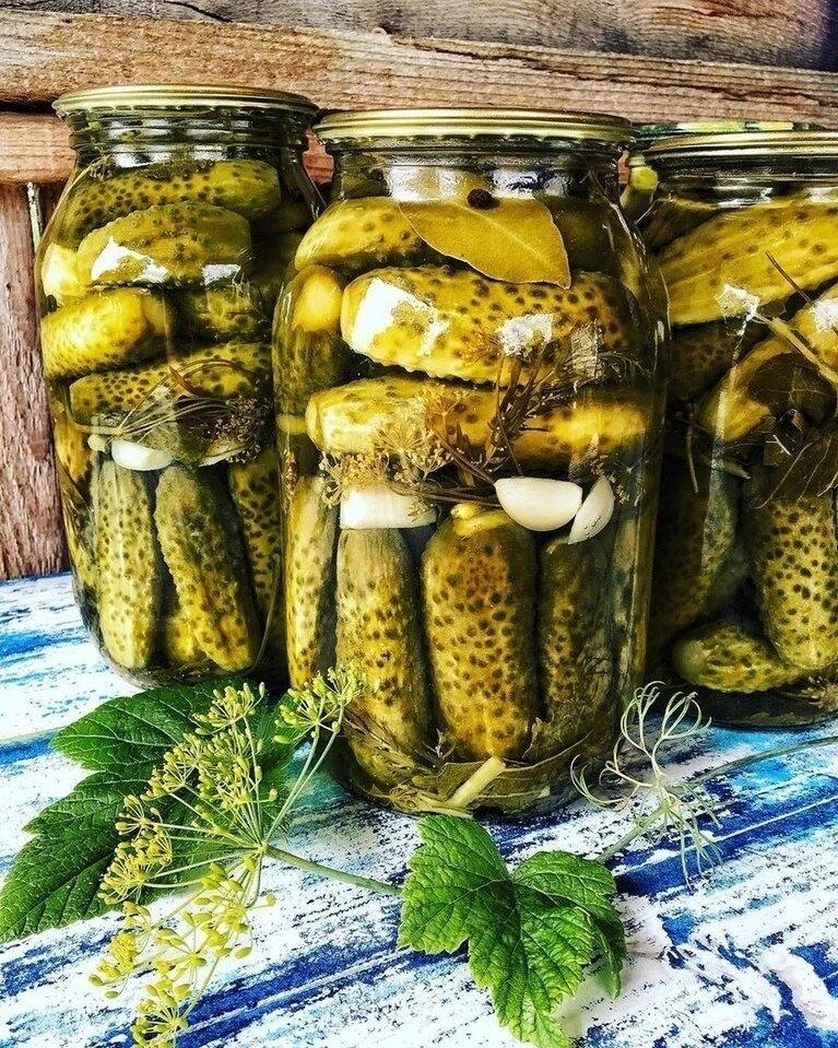Огурцы на зиму. Вкусные огурчики в литровых банках. Огурцы на зиму. Огурчики в банках. Баночка с огурцами.