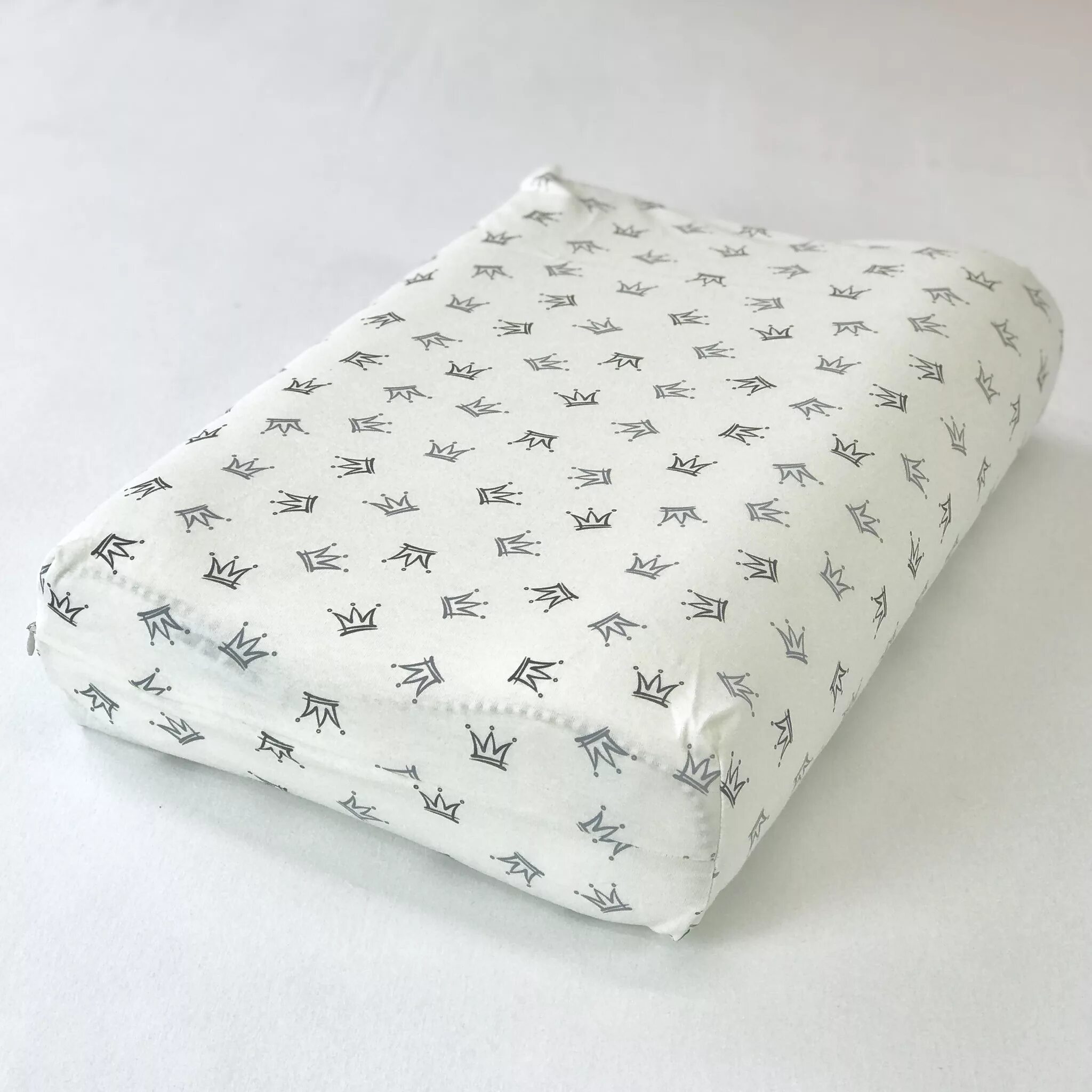 Как надеть наволочку на подушку. Как в квадратную наволочку заправить прямоугольную подушку. Диванные подушки. Как заправить большую наволочку в маленькую подушку. Большую наволочку на маленькую подушку.