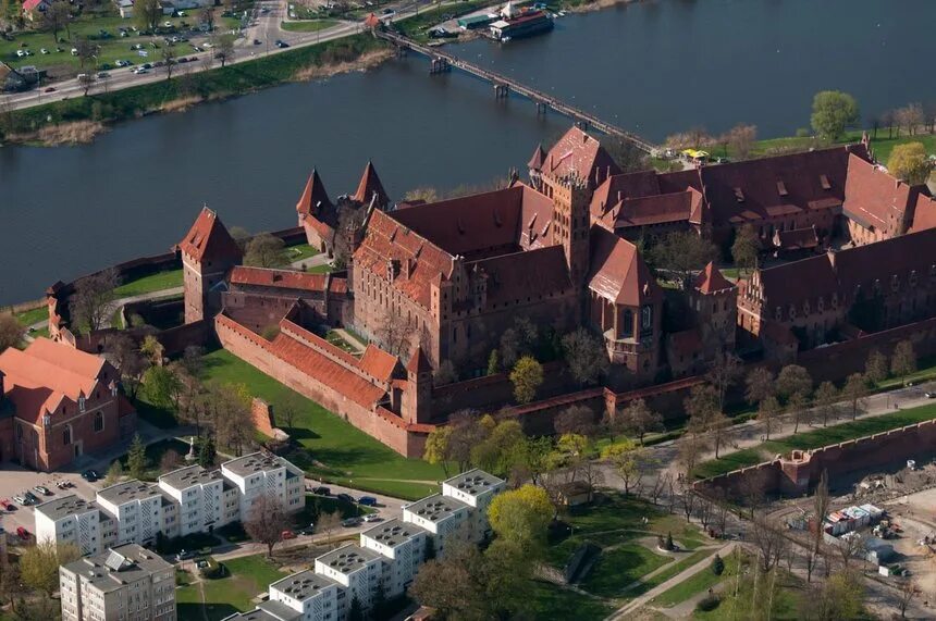 Город миров польша. Замок мальборк 19 век. Город вроцлав польша. Город миров польша. Мальборк польша.
