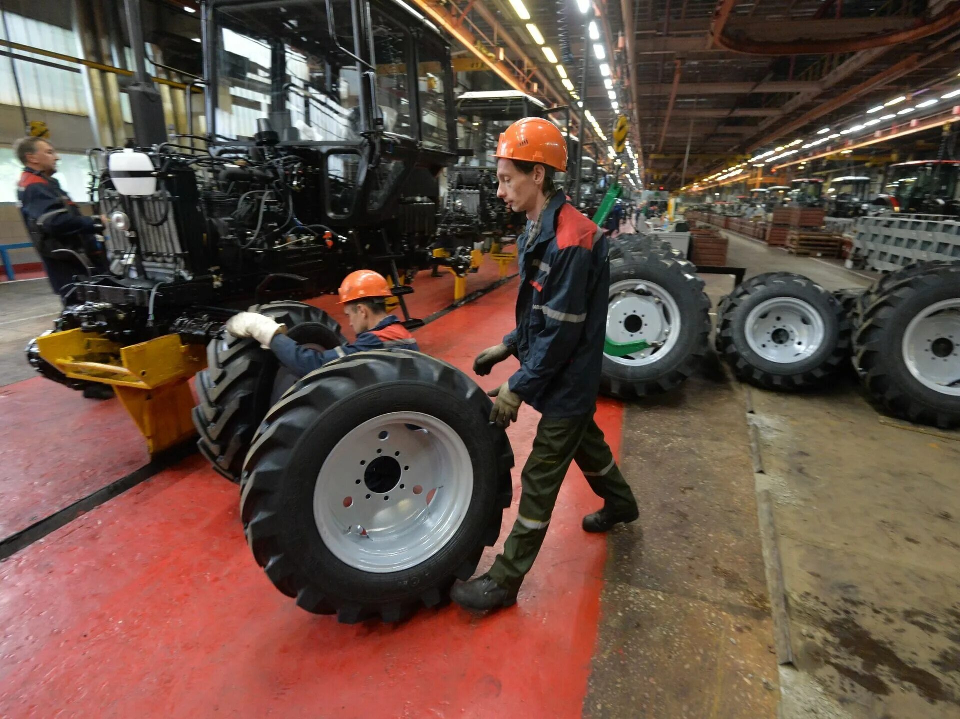 Мтз минского завода. Трактора МТЗ Минского завода. Завод МТЗ Беларусь. Тракторный завод во Владимире. Тракторный завод МТЗ.