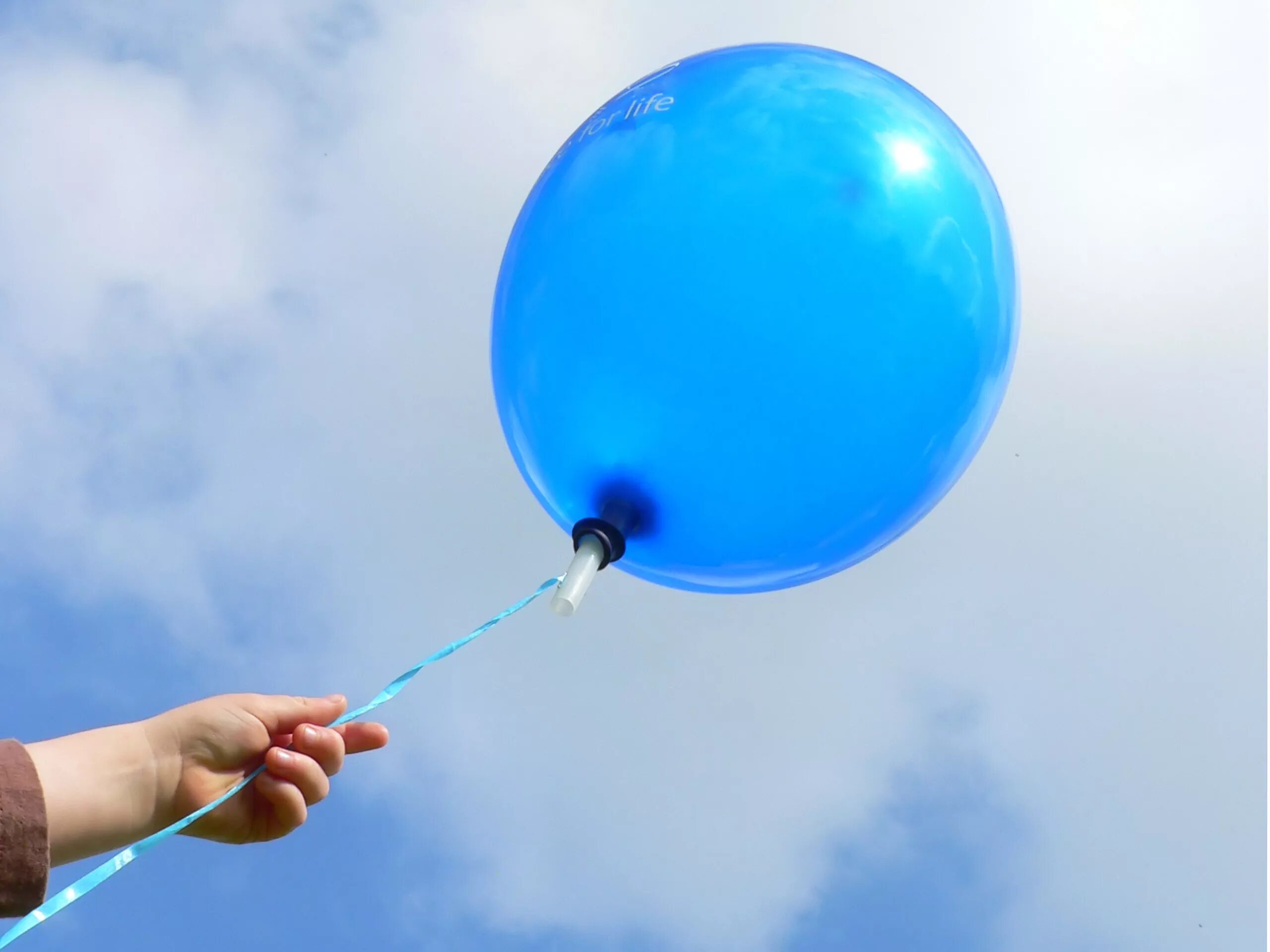 Можно ли запускать шары. Воздушный шарик. Воздушные шарики в небе. Синий воздушный шарик. Голубой воздушный шар.