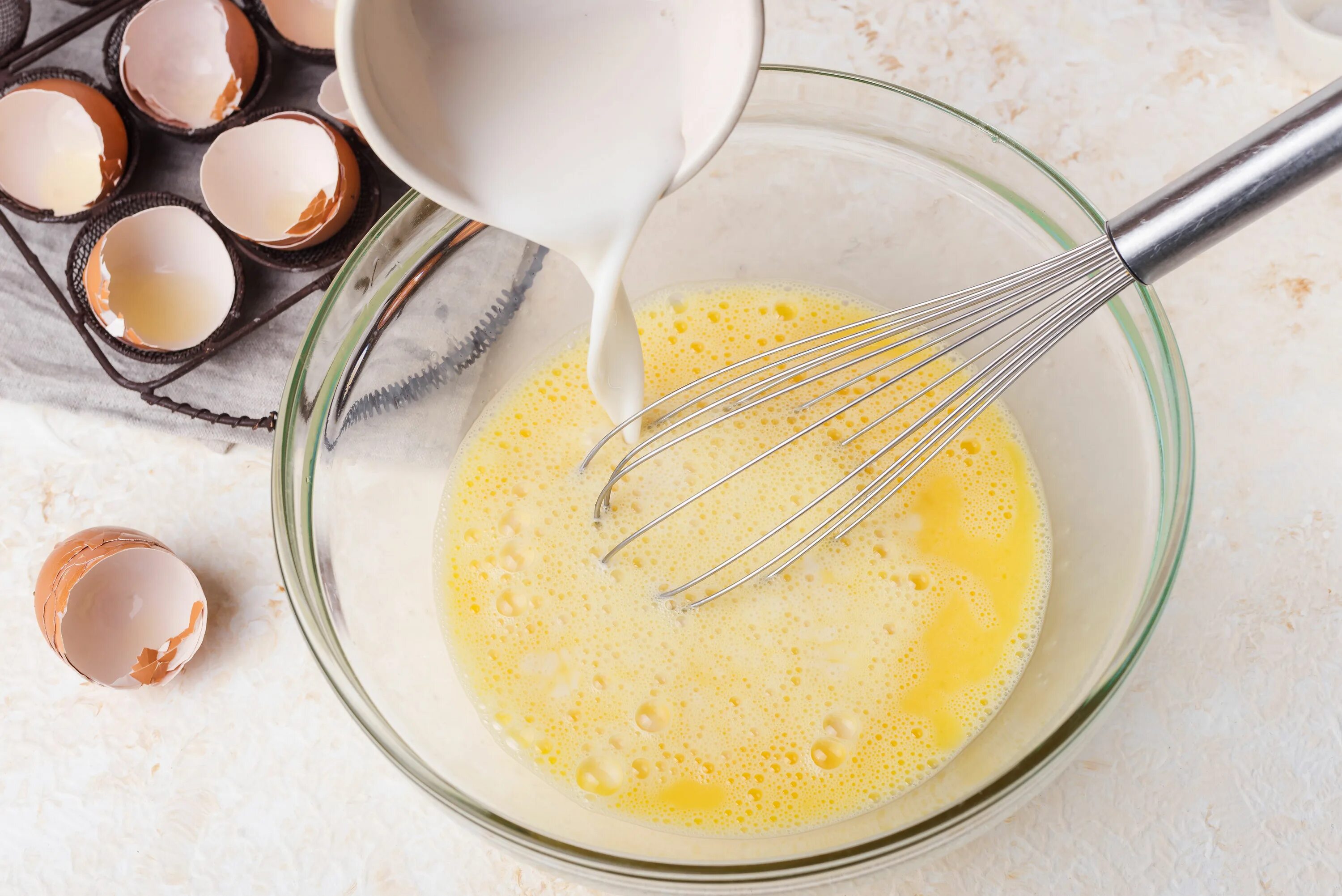 Add the egg. Eggs and milk. легкие в молоке. mix milk and eggs. олобо легкие в молоке.