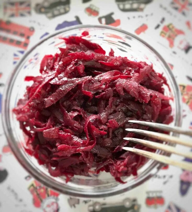 салат из сырой свеклы и моркови. салат из свеклы моркови и сыра. сырая свекла морковь. трехслойный салат из свеклы моркови и сыра. салат из свеклы и моркови.