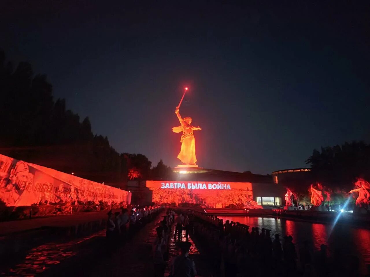 Волгоград мемориальный комплекс на мамаевом кургане. Ночной мамаев курган волгоград. Мамаев курган волгоград. Мамаев курган завтра. Мамаев курган завтра.