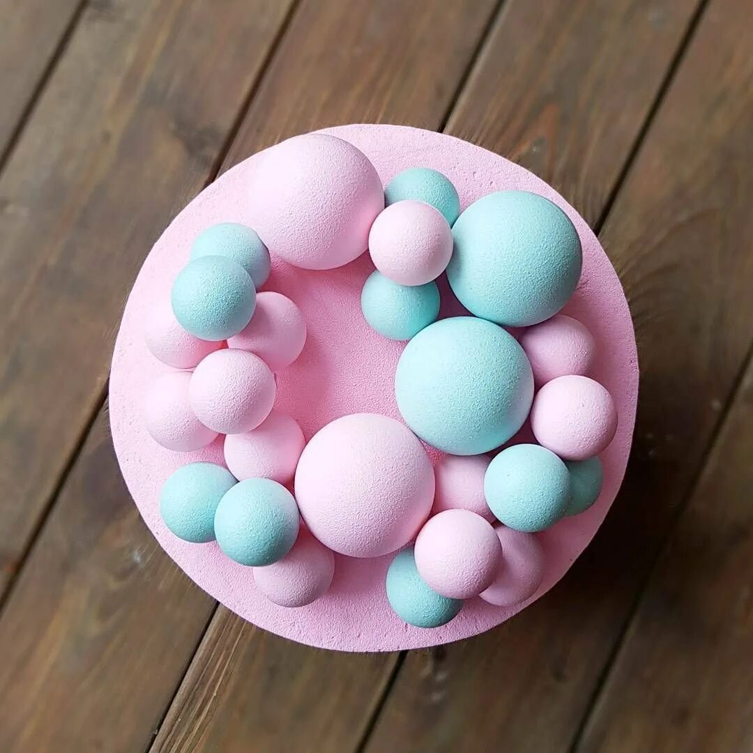 декор торта шоколадными шарами. кейк попс шоколадный. кейк попсы. муссовый торт сердце с зеркальной глазурью. шары из желатина для украшения торта.