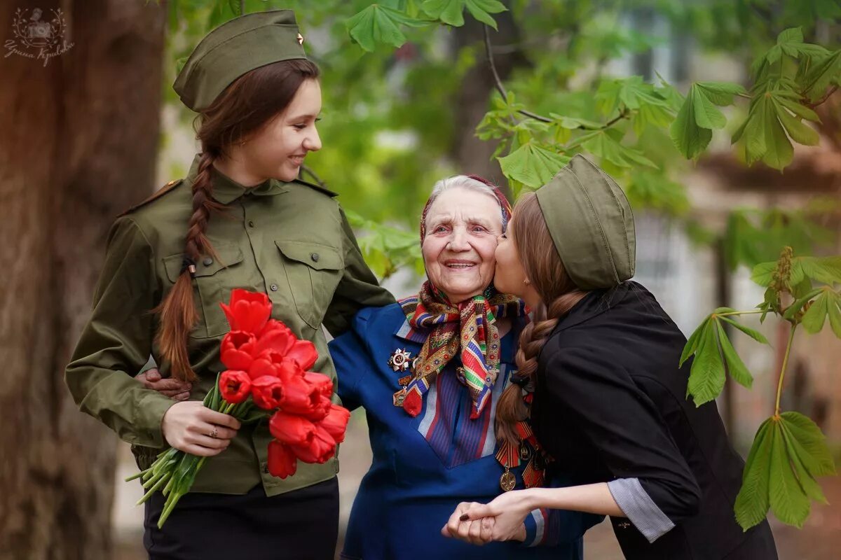 Военные в мирной жизни. Девочка дарит цветы ветерану. Женщины ветераны. Цветы войны. Девочка и ветеран.