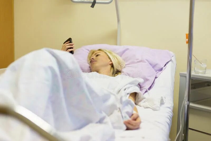 Сколько времени лежишь после операции. Девушка в больничной палате. в больнице после операции.