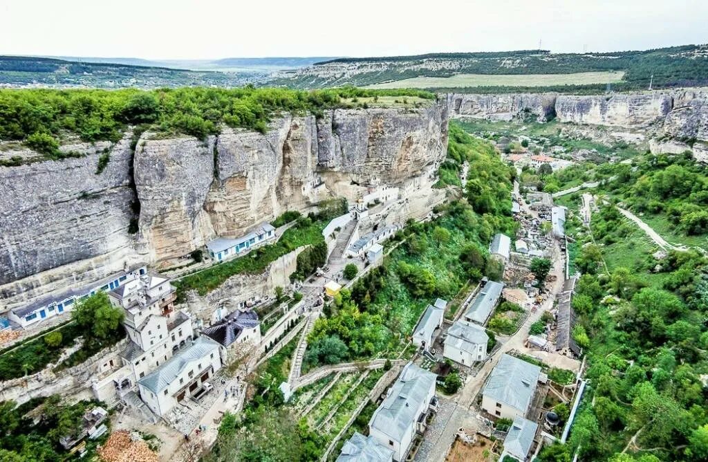 Бахчисарай свежие вакансии. Бахчисарай крым. бахчисарай пещерные города и монастыри. бахчисарай крым достопримечательности. бахчисарай центр города.