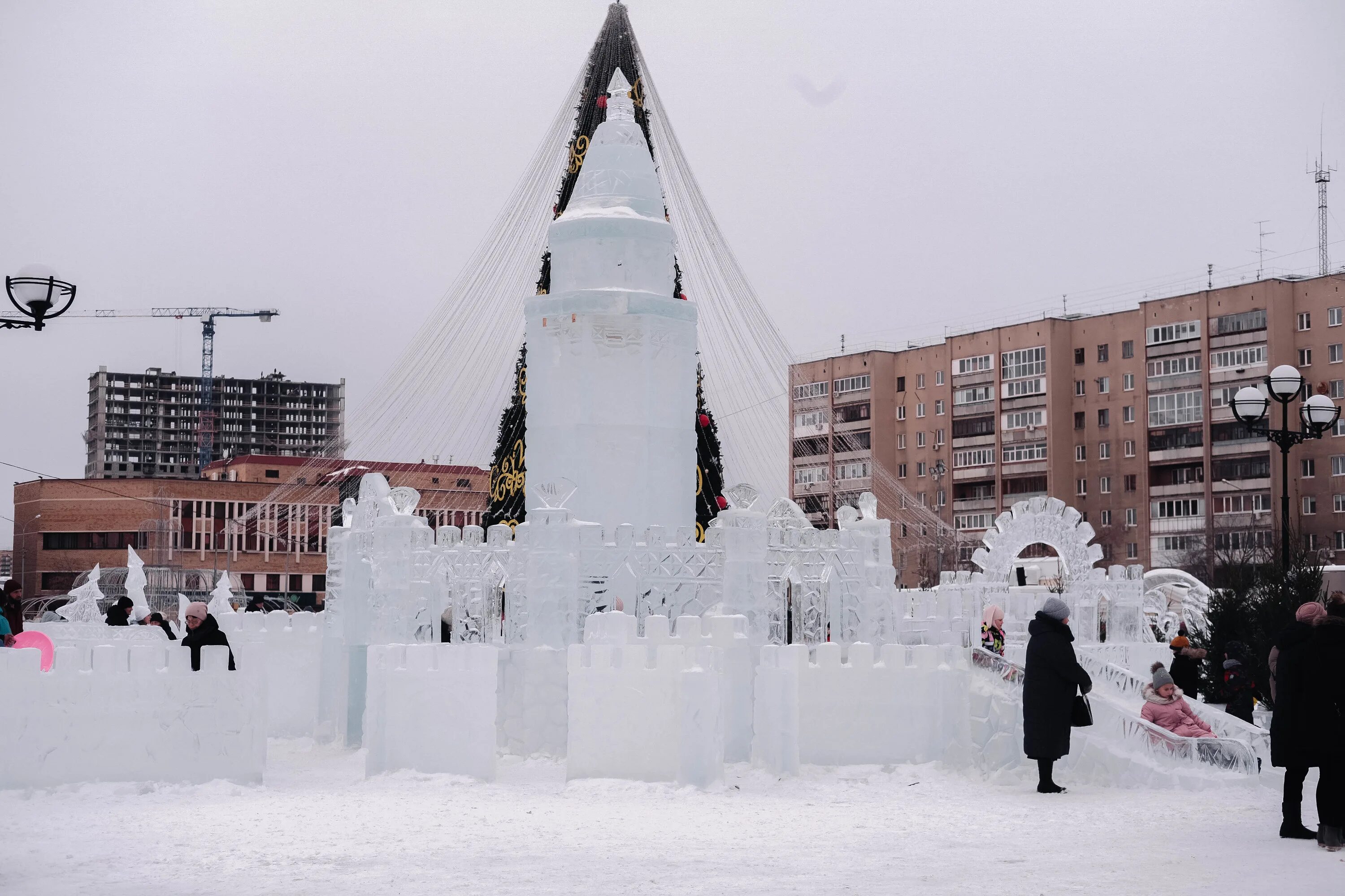 Ледяные тюмень. Ледяной городок тюмень 2025. ледяной городок в тюмени 2025. ледовые городки тюмень 2025. ледяной городок у драмтеатра в тюмени 2025.