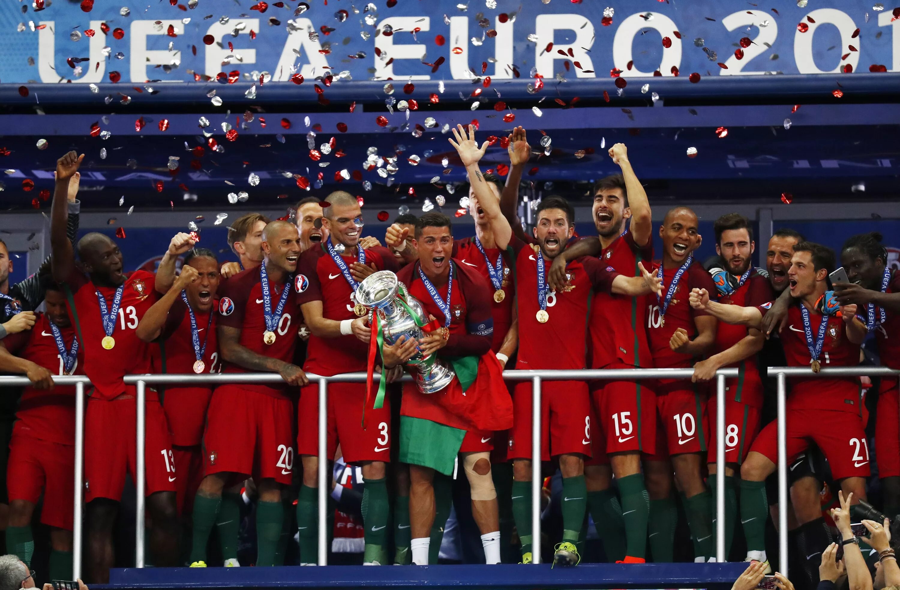 Кубок футбола 2016. Португалия чемпион Европы 2016. Португалия 2016 Чемпионат Европы финал. Португалия Франция финал евро 2016 победа. Португалия выиграла евро 2016.