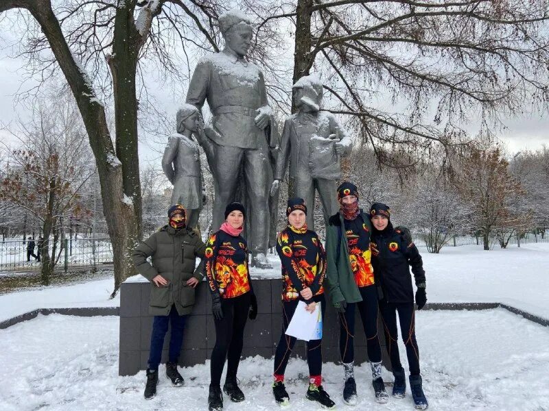 Дети зимой. Ребята февраль. Зима для детей. Зима картинки для детей. Зимние развлечения.