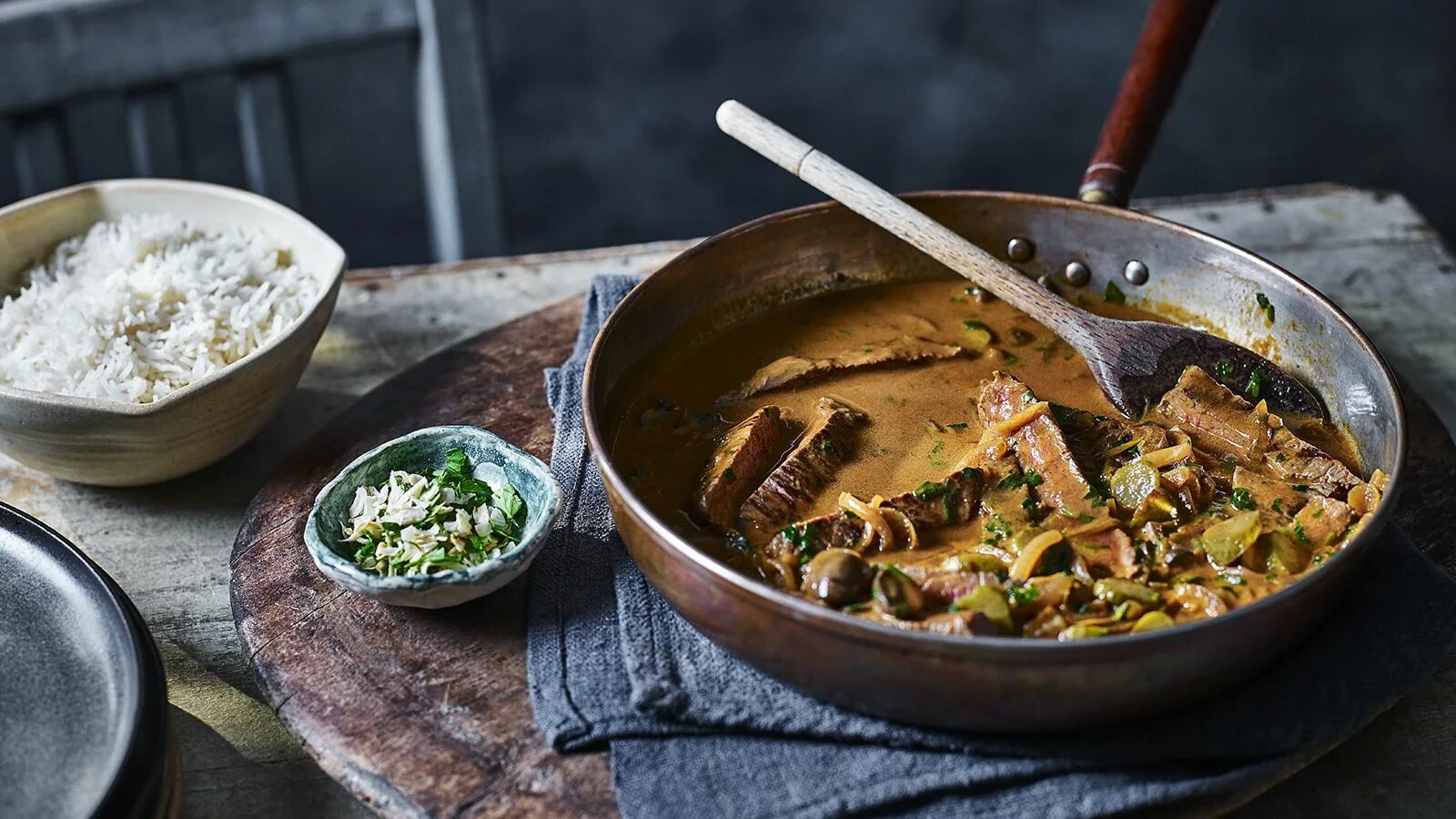 Просто кухня рецепты печень. Beef Stroganoff Classic. Бефстроганов из говядины. Русская кухня.