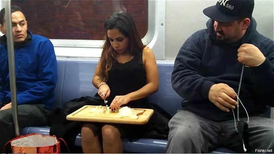 Необычный общественный транспорт. Чудаковатый парень. Странное поведение людей. Очень странное поведение. Очень странное поведение.