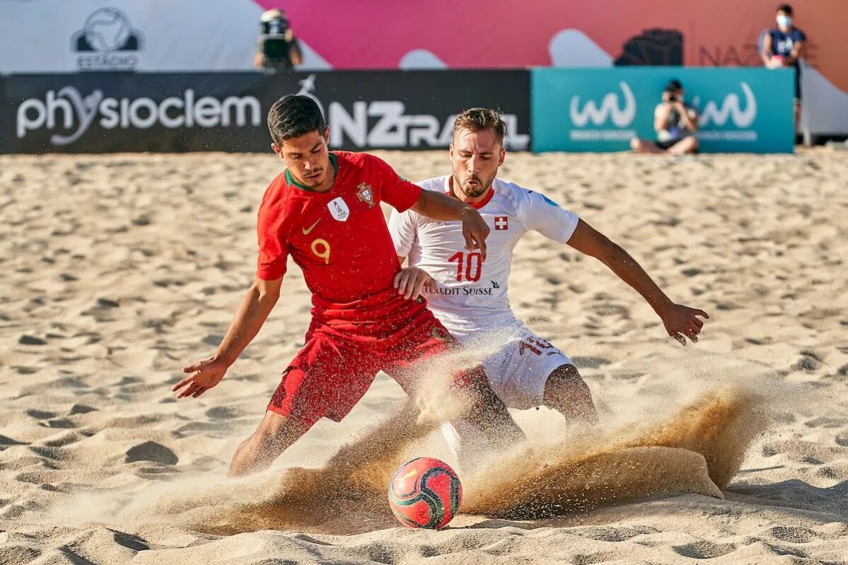 Beach soccer world. Пляжный футбол. Футбол на пляже. Футбол пляжный футбол. Футбол на песке.