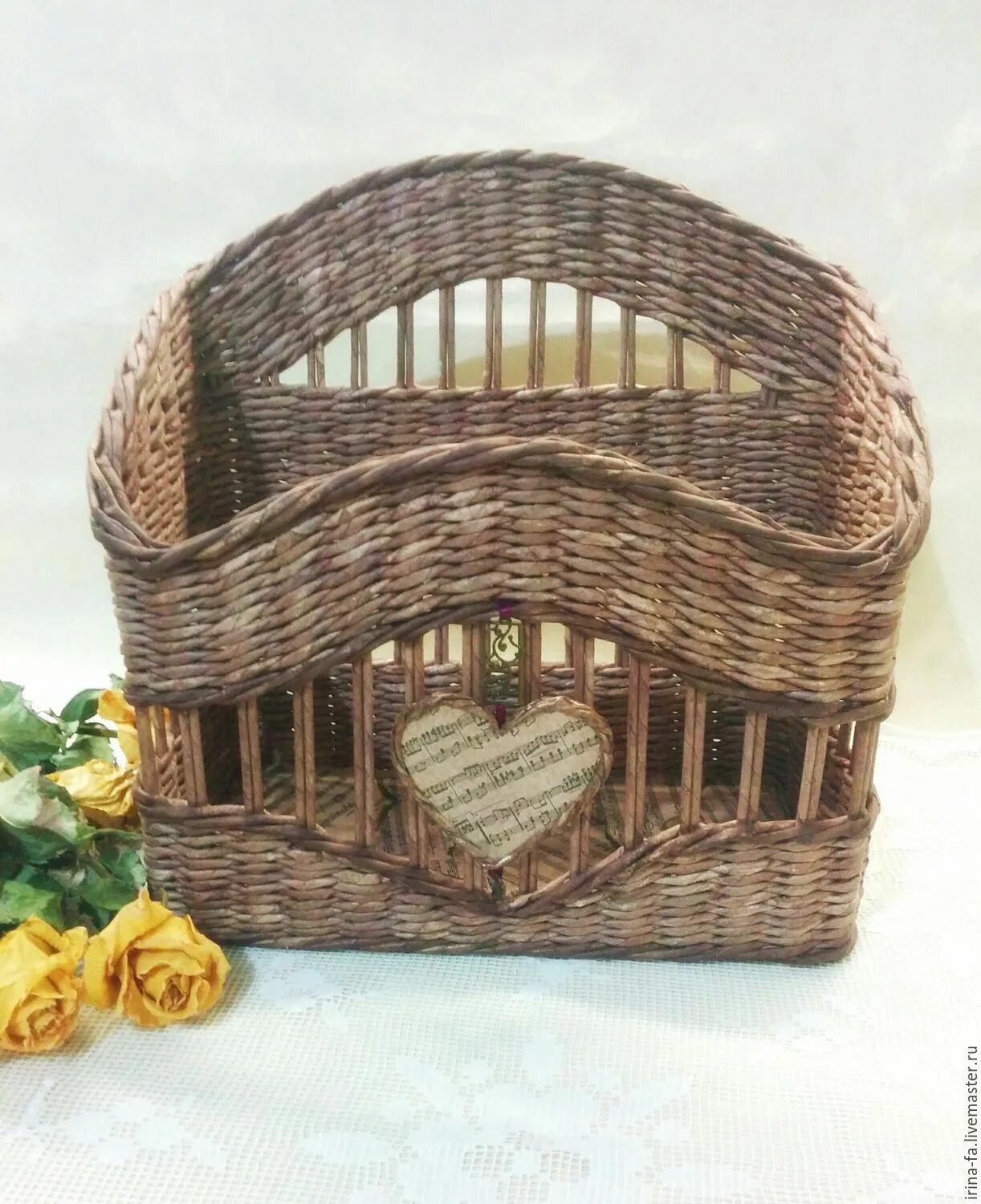 пасхальная курочка из бумажной лозы. плетеная открытка. плетеные поделки из скрученной бумаги. плетеные картины. оригинальные поделки с плетеной корзинкой.