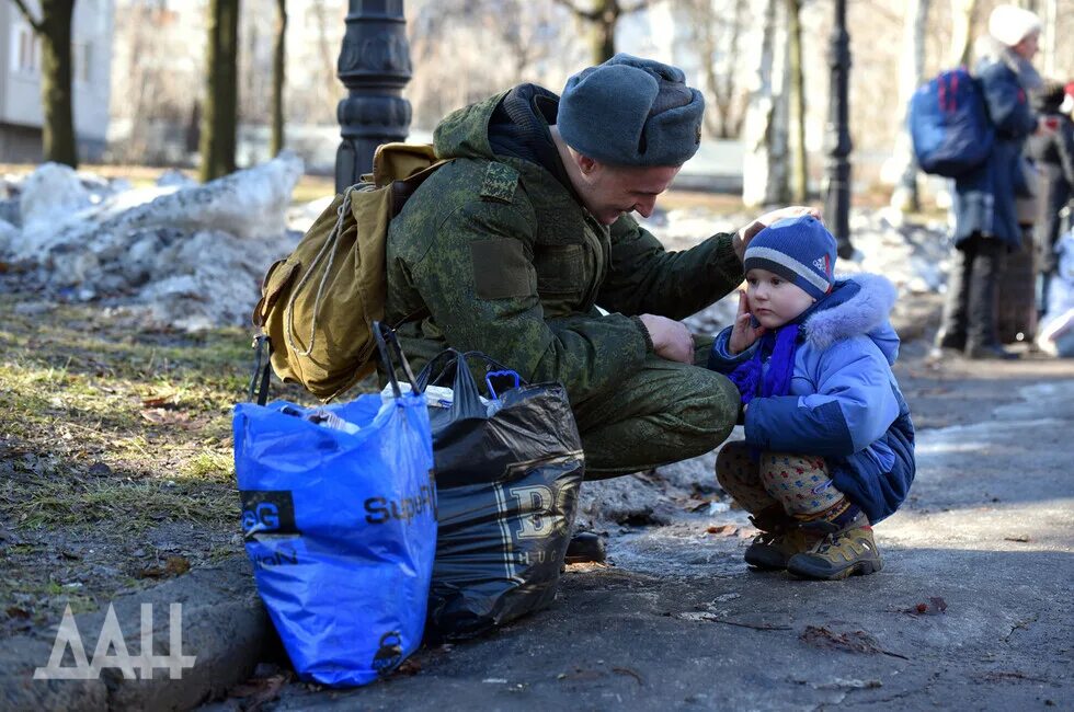 Терпи родной. Солдат с ребенком. Военный с ребенком.