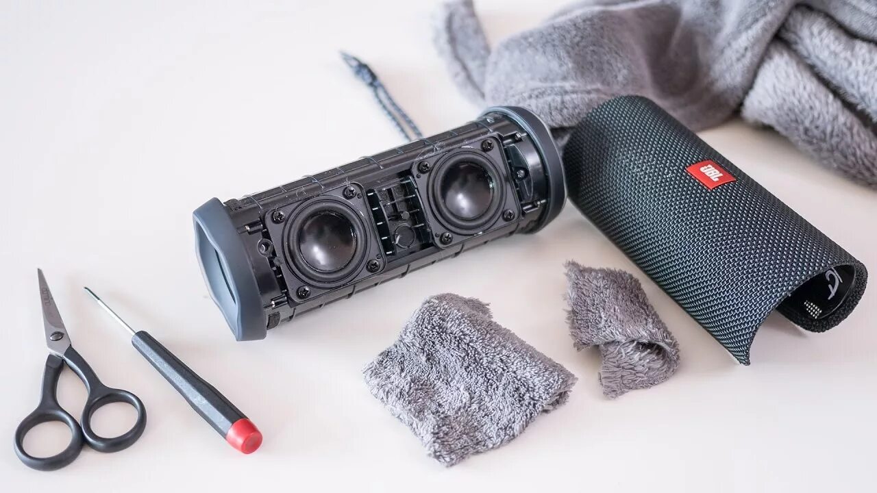 Как разобрать колонку flip 4. Jbl flip 4 внутри. jbl flip 4 разобранная. jbl flip 6. jbl flip 6 в разборе.