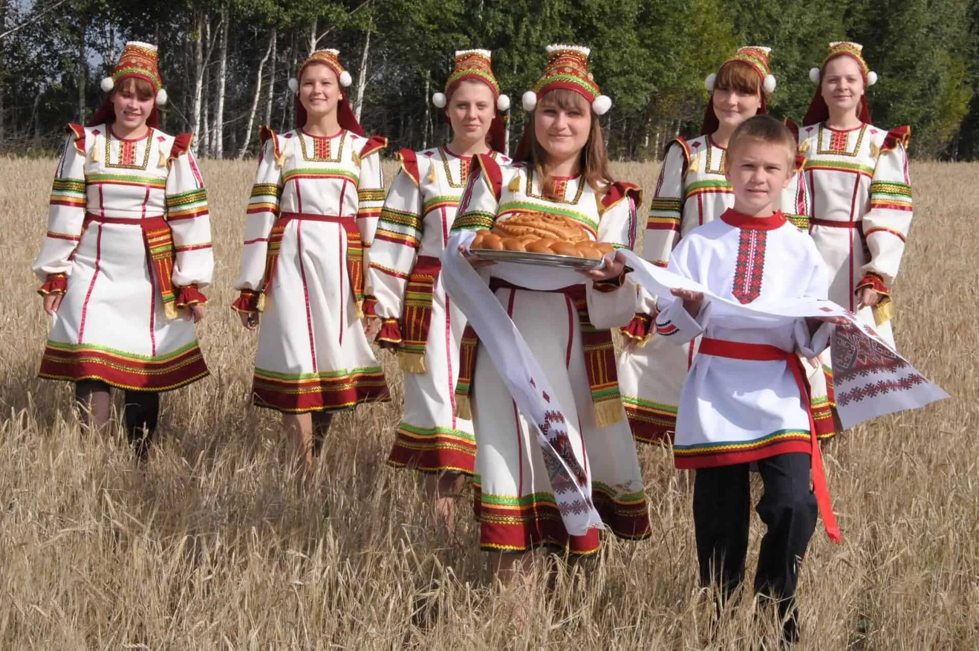 Люди в национальной одежде. Мордва финно угорская группа. Марийский национальный костюм Мордовский. Мордовский народный праздник Шумбрат. Национальные костюмы народностей России мордовцы.