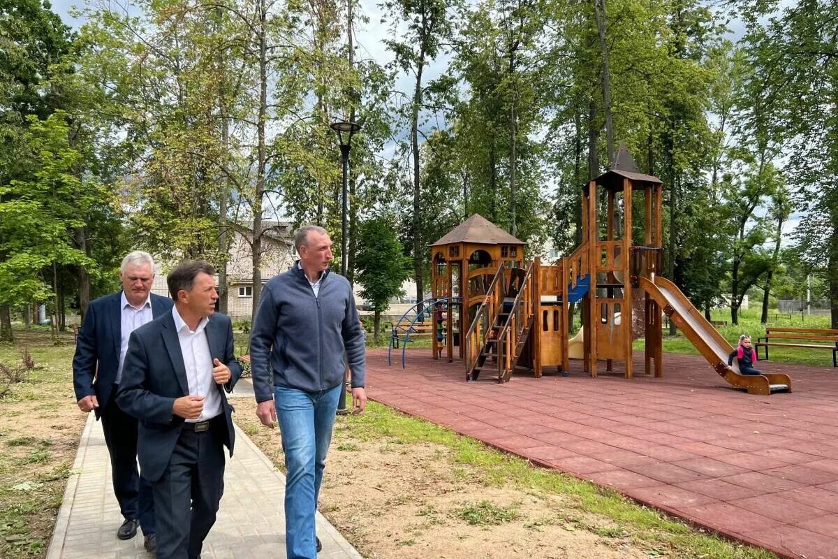 Чудесный детский дворик в городе псков. Проект формирование комфортной городской среды. Комфортная и безопасная городская среда картинка. Комфортная городская среда псков. Комфортная городская среда псков.