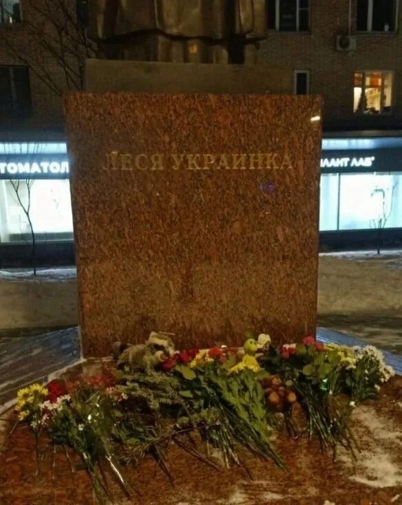 Ситуация у памятника Лесе Украинке на Украинском бульваре - Коммерсантъ Фото