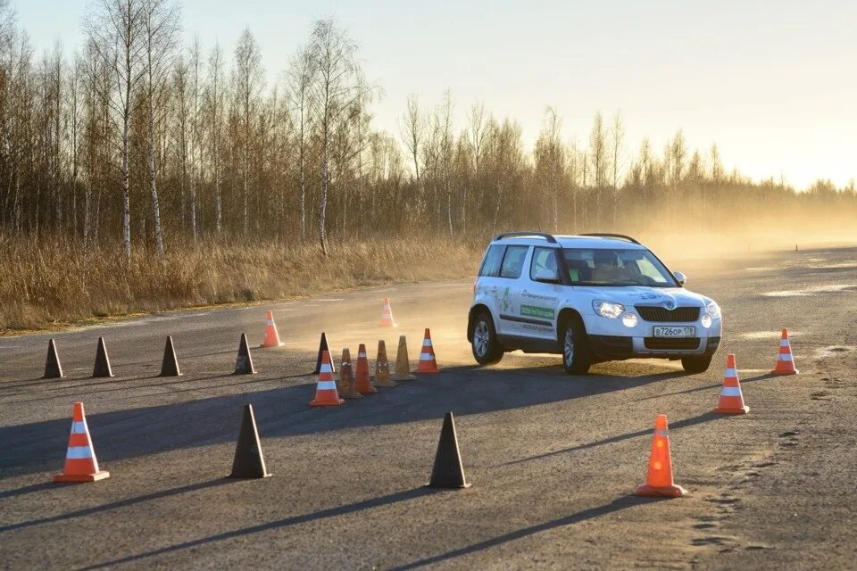 Зимний автодром. Контраварийное вождение автомобиля. Экстремальное вождение. Машины для экстремального вождения.