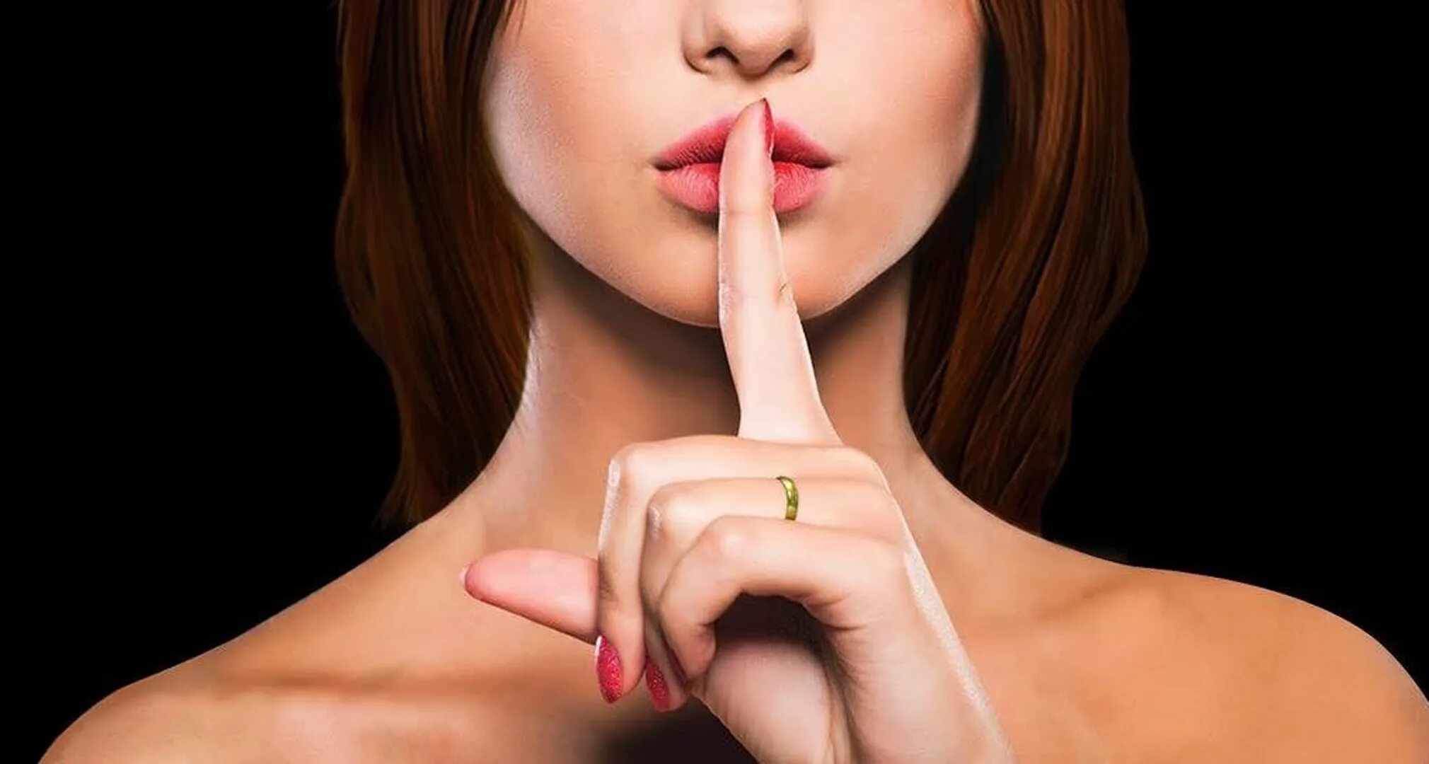 Девушка держит палец у рта. Девушка с пальцем у губ. Девушка приложила палец к губам. Женщина прикладывает палец к губам. Двушка с красными ногтями.