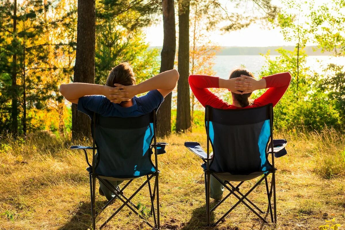 Camping men. Отдыхаем на природе. Походный стул на природе. Стулья раскладные туристические на природе. Кресло для природы.