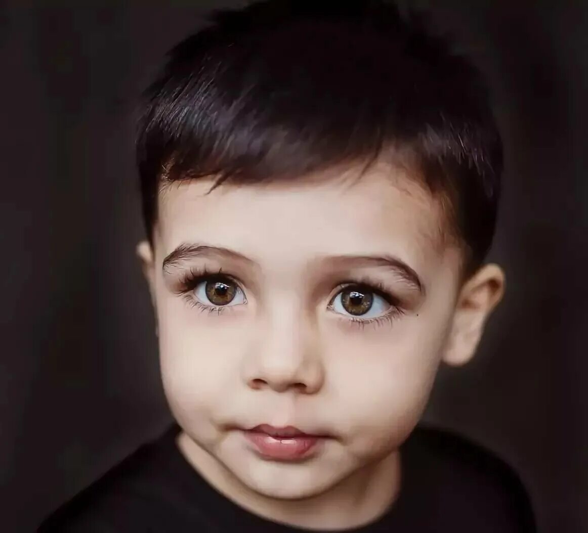 Маленькие дети с черными волосами. Дети метисы. Метис мальчик. Малыш метис. Красивые армянские дети.