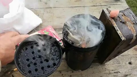 Обработка пчел дымом
