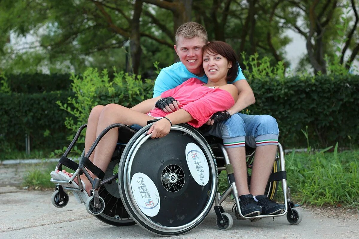 Люди с ограниченными возможностями. Челик в инвальдной коляске. Люди сограничеными возможностями. Инвалиды люди с ограниченными возможностями.
