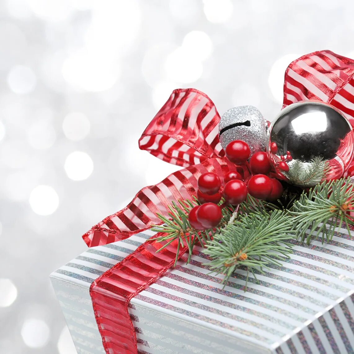 Вишня в сахаре. Вишня новый год. Новогодняя игрушка вишня. Десерт с черешней. Новогодняя вишня.