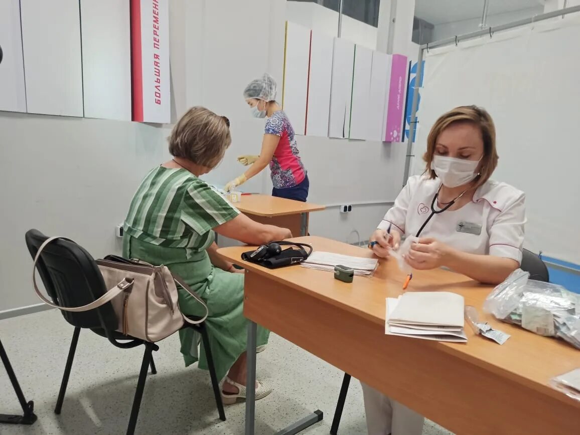 Https ktzn volgograd ru. Рабочее место медицинского работника. Вакцинация. Фото рабочего места медика. Медработники на рабочем месте фото.